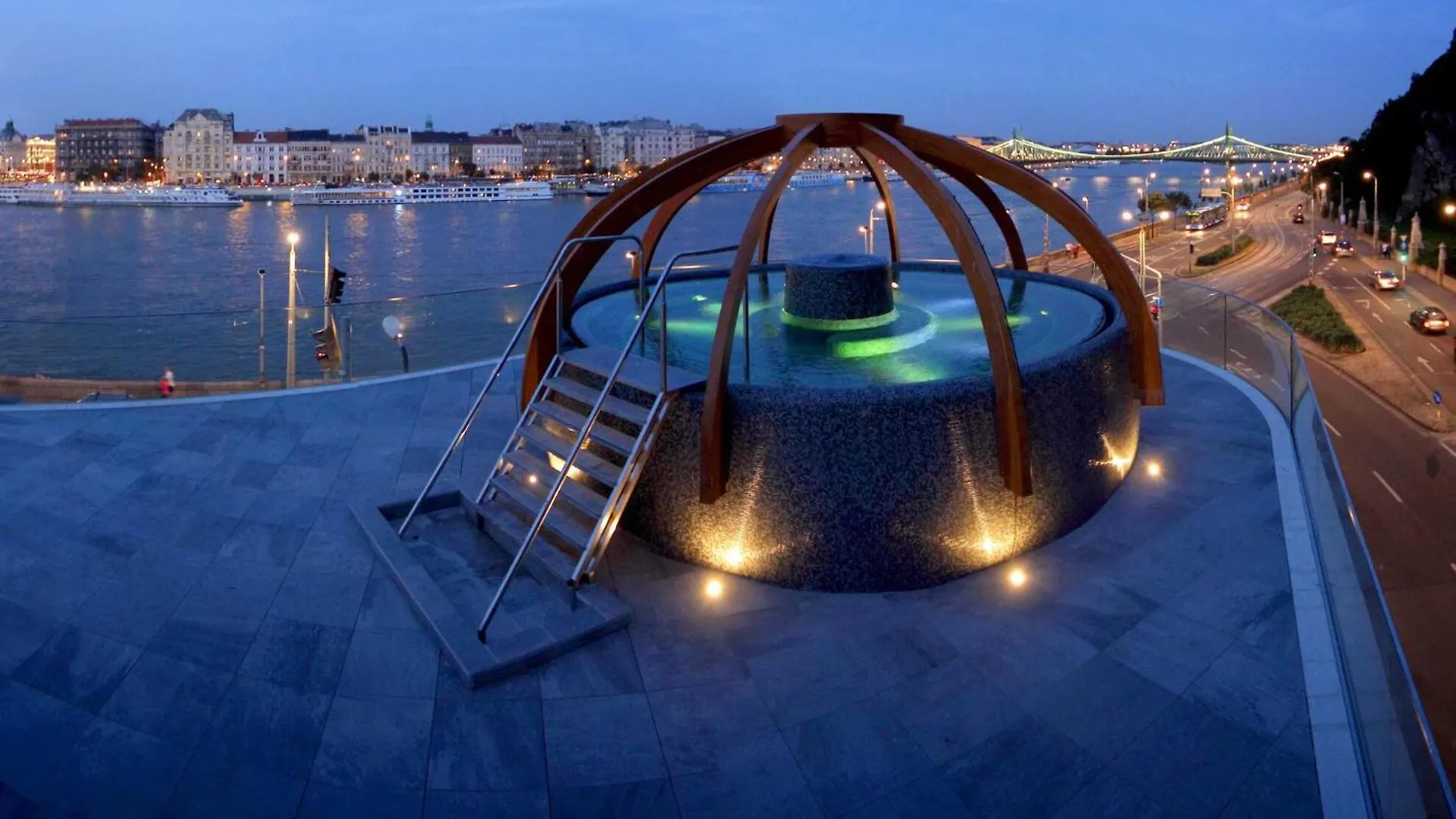 Apartment Casadeco Budapest Apt-Stunning New York Cafe View Hungary