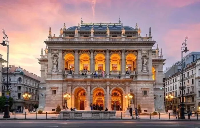 Casadeco Budapest Apt-Stunning New York Cafe View Apartment