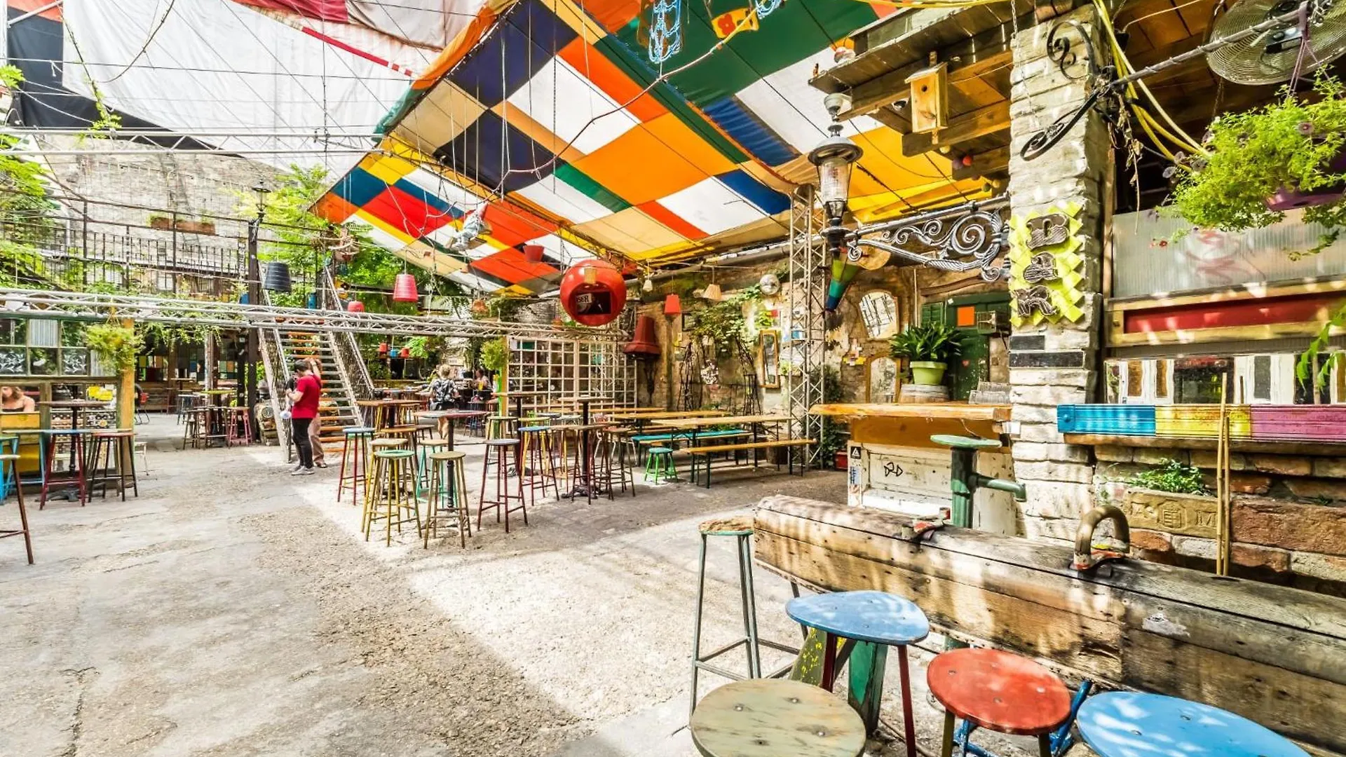 Casadeco Budapest Apt-Stunning New York Cafe View Apartment