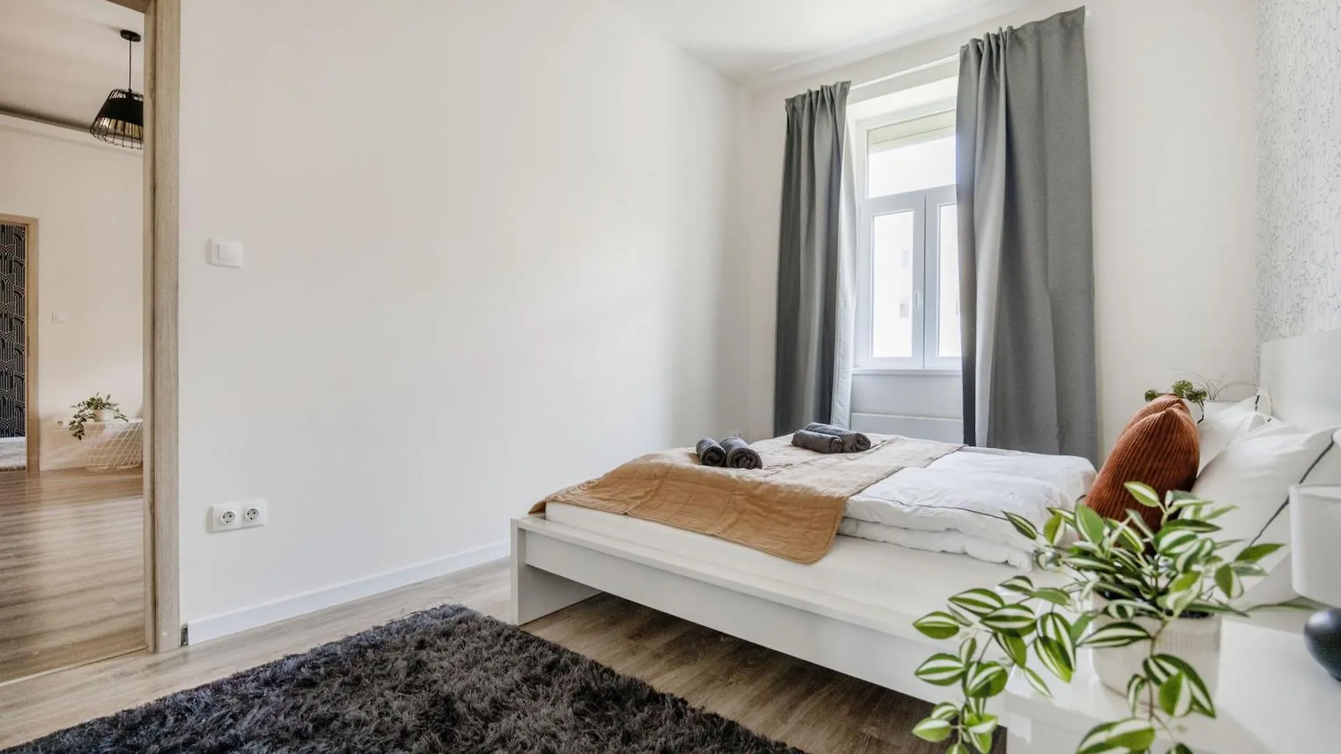 Casadeco Budapest Apt-Stunning New York Cafe View Apartment