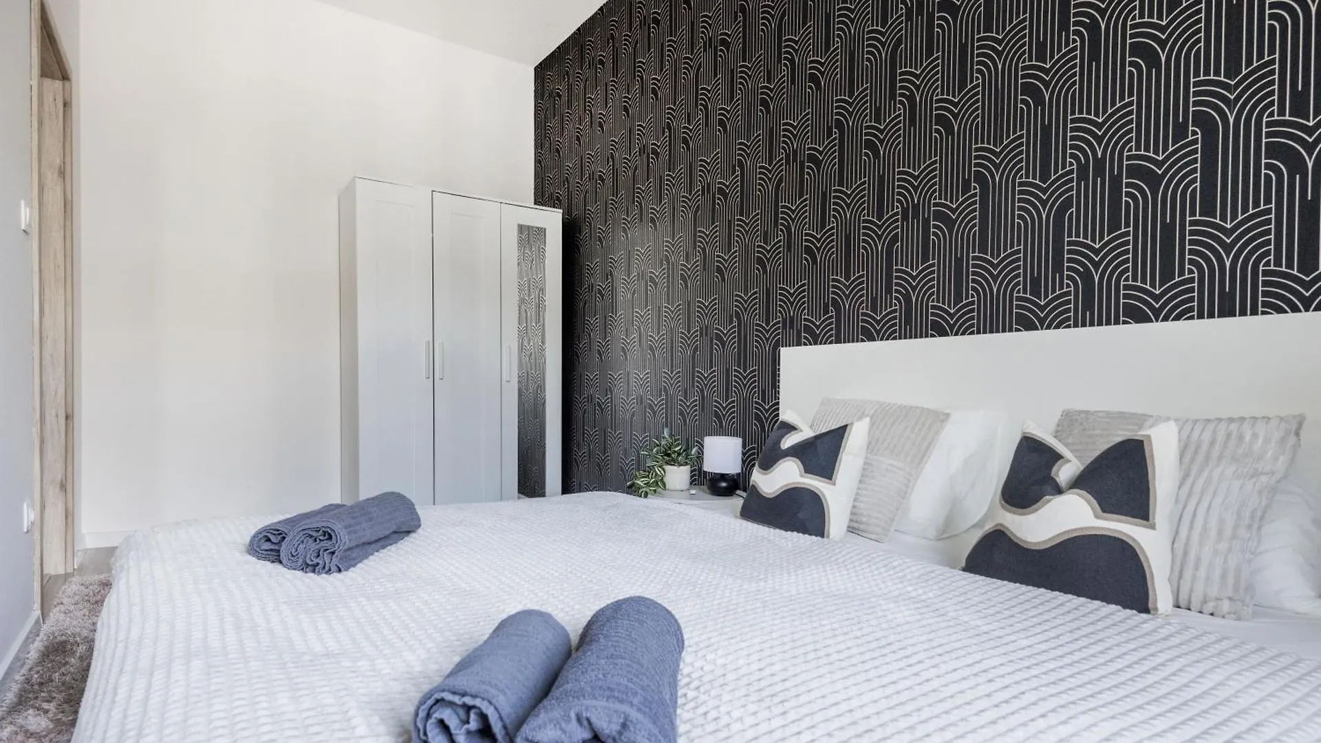 Casadeco Budapest Apt-Stunning New York Cafe View Apartment