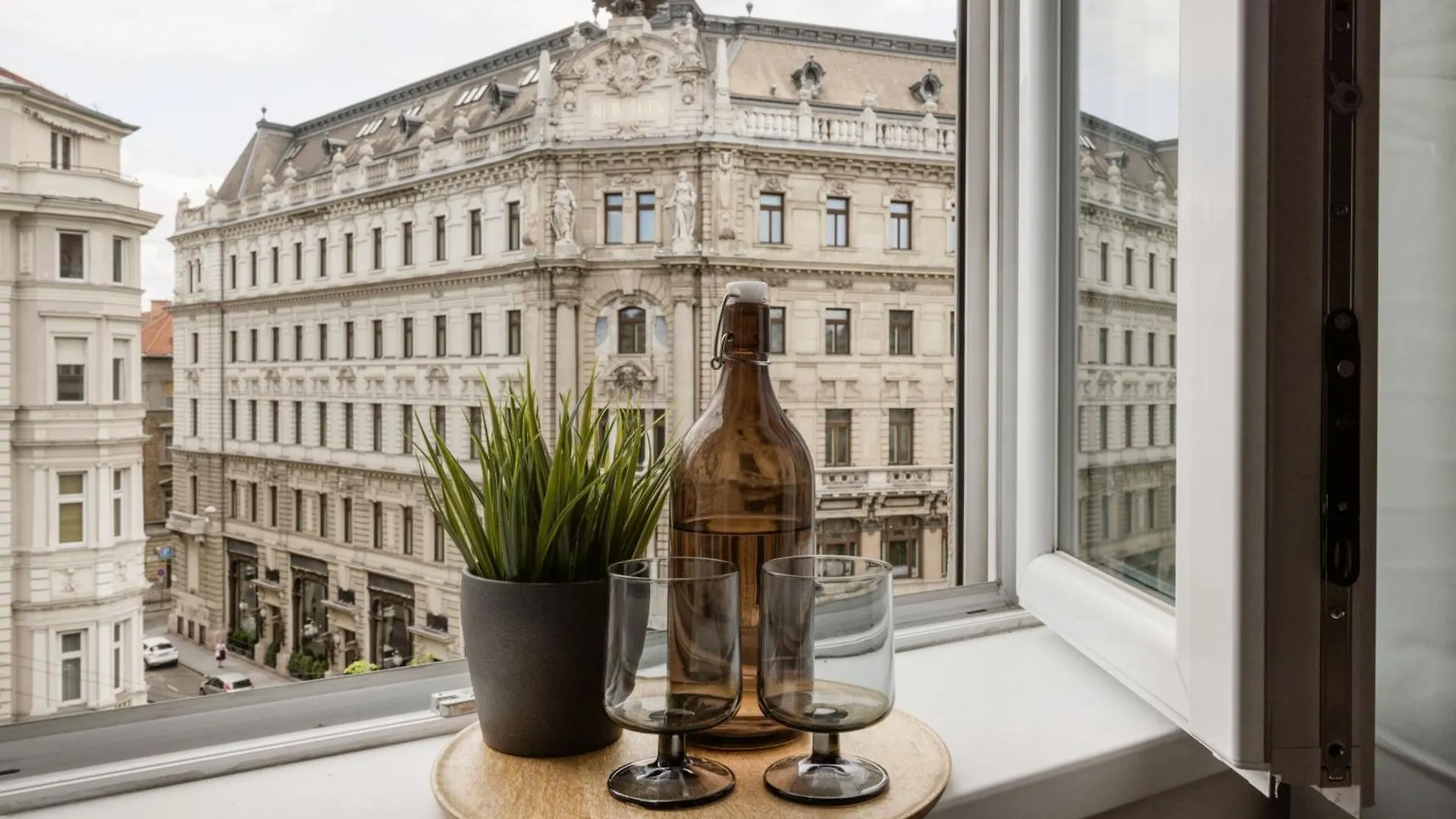 Casadeco Budapest Apt-Stunning New York Cafe View Hungary