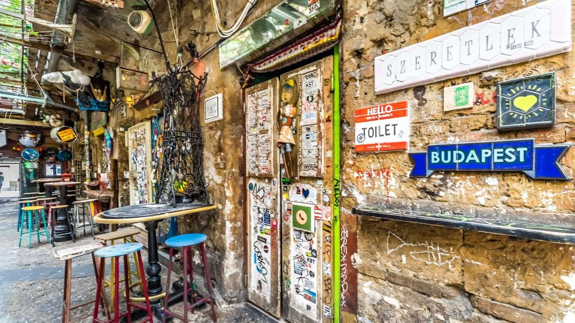 Casadeco Budapest Apt-Stunning New York Cafe View